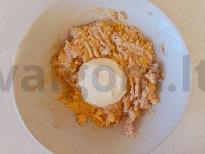 Protingas užkandis iš kiaušinių, įdarytų menkės kepenėlėmis Žingsnis 1