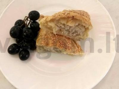Švelnus ir sultingas tingus samosa pagrindine nuotrauka