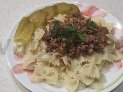 Užkandis su malta mėsa ir pomidorų pasta pagrindine nuotrauka