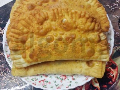 Čeburekai su švelnia vištienos malta mėsa pagrindine nuotrauka