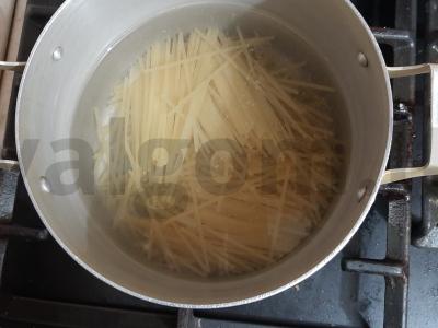 Spagečiai su vištiena grietinėlės ir sūrio padaže Žingsnis 3