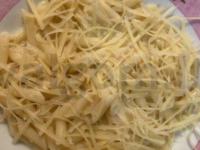 Penne grietinėlės ir sūrio padaže su sūriu pagrindine nuotrauka