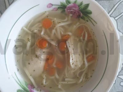 Skani makaronų sriuba su vištiena pagrindine nuotrauka