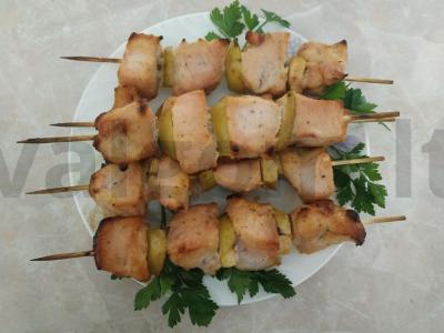 Aštrus kalakutienos kebabas su obuolių skiltelėmis pagrindine nuotrauka