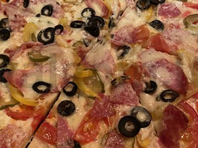 Pica "Asorti" su dešra ir alyvuogėmis pagrindine nuotrauka