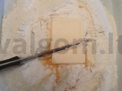 Kapotas pyragas su juodaisiais serbentais Žingsnis 2