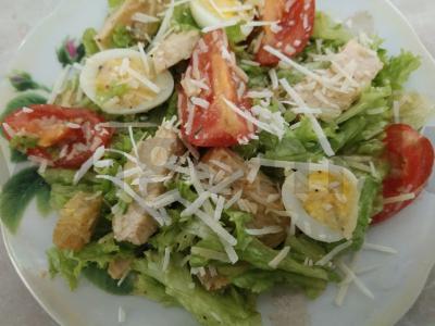 Švelnus Cezaris su vištiena. pagrindine nuotrauka