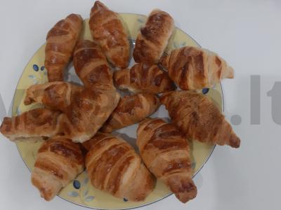 Kruasanai su šokoladu ir bananais pagrindine nuotrauka