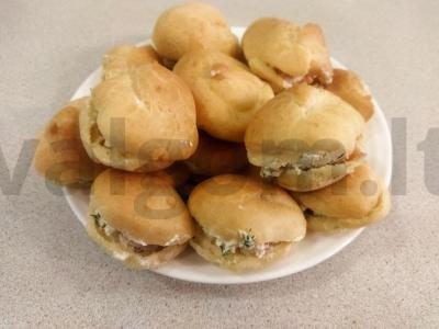 Švelnūs profiteroles su raudona žuvimi pagrindine nuotrauka