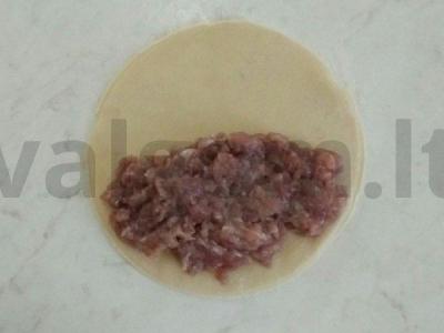 Traškūs čeburekai su burbuliukais ant verdančio vandens Žingsnis 3