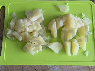 Skanios alyvuogių salotos su virtomis dešrelėmis ir žaliaisiais obuoliais Žingsnis 1