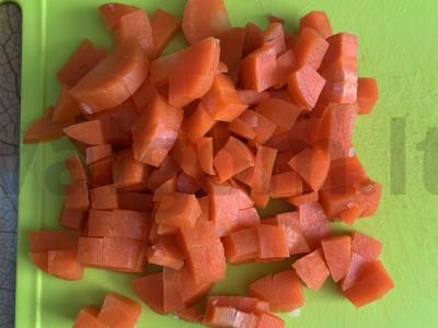 Skanios alyvuogių salotos su virtomis dešrelėmis ir žaliaisiais obuoliais Žingsnis 2