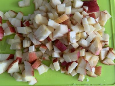 Skanios alyvuogių salotos su virtomis dešrelėmis ir žaliaisiais obuoliais Žingsnis 3