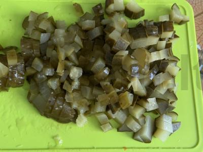 Skanios alyvuogių salotos su virtomis dešrelėmis ir žaliaisiais obuoliais Žingsnis 4