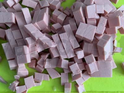 Skanios alyvuogių salotos su virtomis dešrelėmis ir žaliaisiais obuoliais Žingsnis 5