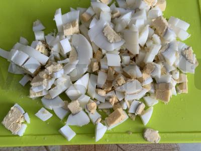 Skanios alyvuogių salotos su virtomis dešrelėmis ir žaliaisiais obuoliais Žingsnis 6