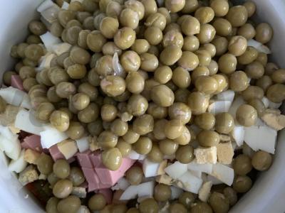 Skanios alyvuogių salotos su virtomis dešrelėmis ir žaliaisiais obuoliais Žingsnis 7