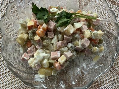 Skanios alyvuogių salotos su virtomis dešrelėmis ir žaliaisiais obuoliais pagrindine nuotrauka