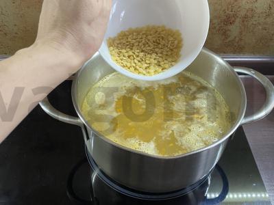 Vištienos sriuba su vermišeliais, žolelėmis ir kiaušiniais Žingsnis 8