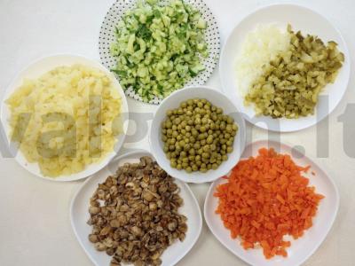 Dietinės salotos su šviežiais grybais Žingsnis 2