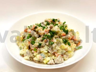 Dietinės salotos su šviežiais grybais pagrindine nuotrauka