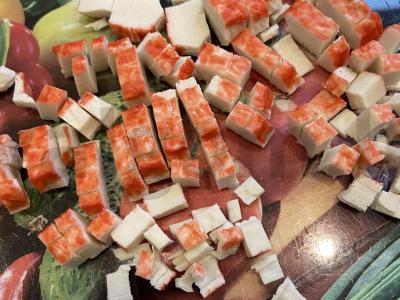 Krabų salotos su paprastais ingredientais Žingsnis 3