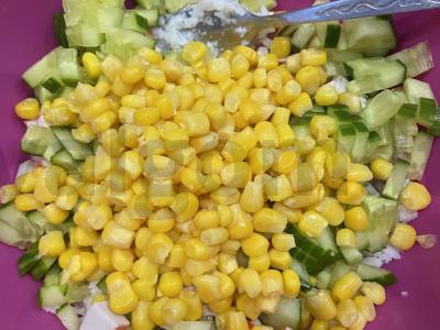 Krabų salotos su paprastais ingredientais Žingsnis 6