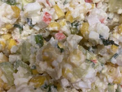 Krabų salotos su paprastais ingredientais pagrindine nuotrauka