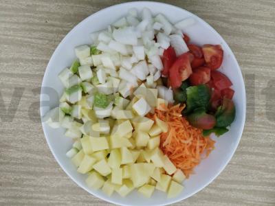 Keptos vištienos šlaunelės su daržovėmis Žingsnis 2