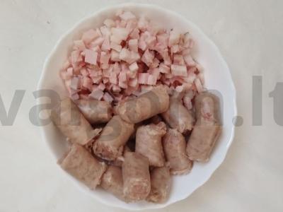 Kepta kiaulienos nugarinė ir dešrelės su daržovėmis Žingsnis 1