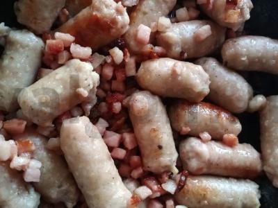 Kepta kiaulienos nugarinė ir dešrelės su daržovėmis Žingsnis 3