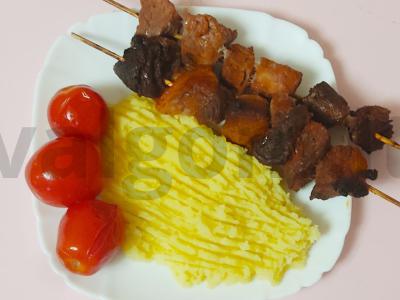 Naminis kiaulienos kebabas mikrobangų krosnelėje pagrindine nuotrauka