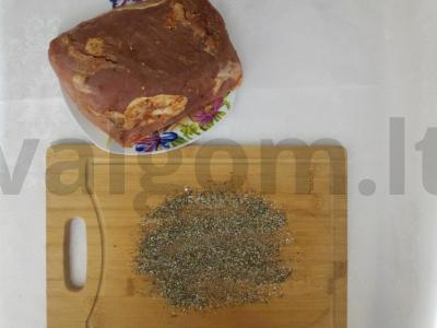Kiauliena, kepta sluoksniuotos tešlos kepinyje su sūriu ir kumpiu Žingsnis 1