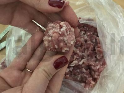Lizdai su kiaulienos ir jautienos malta mėsa Žingsnis 1