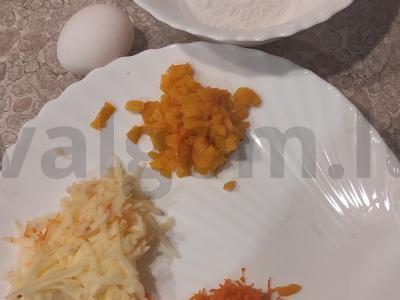 Daržovių blyneliai iš moliūgų, obuolių ir morkų Žingsnis 1