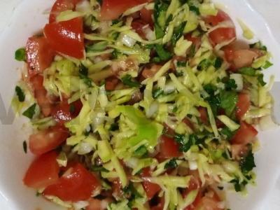 Sveikos vegetariškos salotos su avokadais pagrindine nuotrauka