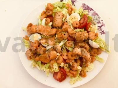 Daržovių salotos su raudona žuvimi ir krevetėmis pagrindine nuotrauka
