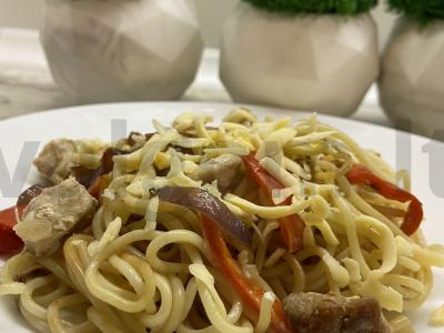 Makaronai su daržovėmis ir vištiena pagrindine nuotrauka