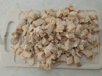 Sluoksniuotos salotos su vištienos filė, grybais ir korėjietiškomis morkomis Žingsnis 1