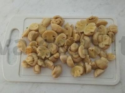 Sluoksniuotos salotos su vištienos filė, grybais ir korėjietiškomis morkomis Žingsnis 2