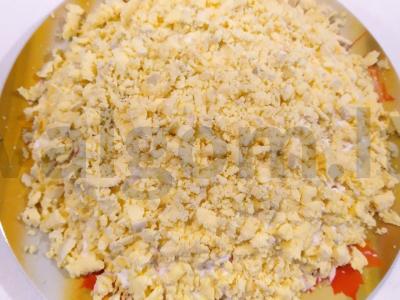 Švelnios krabų lazdelių, lydyto sūrio ir obuolių salotos pagrindine nuotrauka