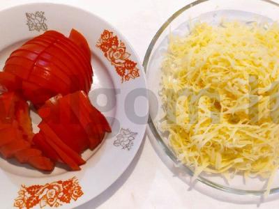 Vitaminų salotos su jūros kokteiliu, daržovėmis, alyvuogėmis ir sūriu Žingsnis 2