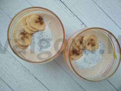 Lengvas desertas iš kefyro, bananų ir chia sėklų pagrindine nuotrauka