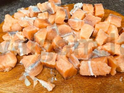 Įspūdingos salotos iš džiūvėsėliuose keptos raudonos žuvies ir daržovių Žingsnis 1