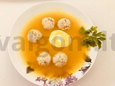 Saulėta moliūgų ir cukinijų sriuba su vištienos kukuliais pagrindine nuotrauka