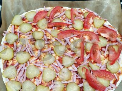 Pica su dešra ir marinuotais agurkais Žingsnis 8