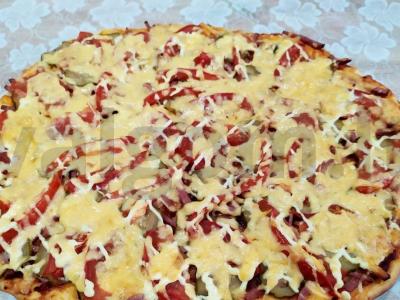 Pica su dešra ir marinuotais agurkais Žingsnis 10