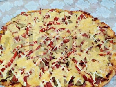 Pica su dešra ir marinuotais agurkais pagrindine nuotrauka