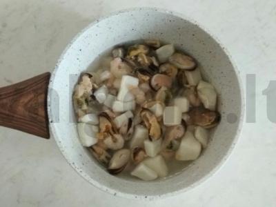 Švelnios salotos su ananasais ir jūros kokteiliu Žingsnis 2