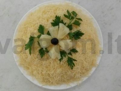 Švelnios salotos su ananasais ir jūros kokteiliu pagrindine nuotrauka